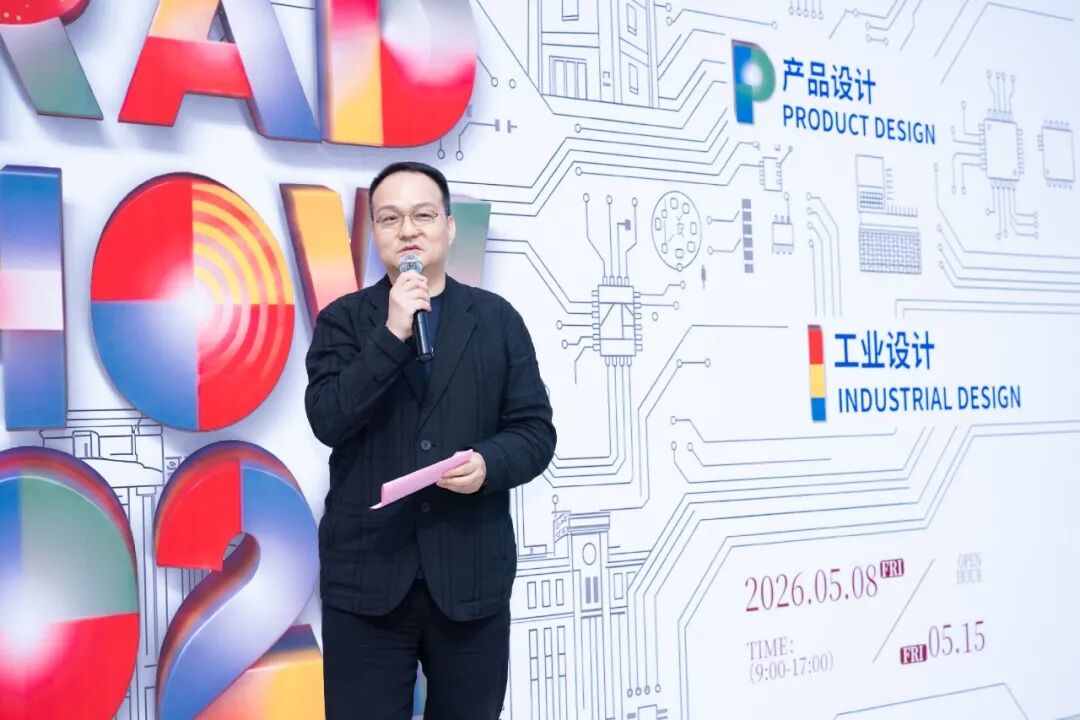 产教融合育新人——上海数字印刷行业协会沈军会长出席2026届上理工毕业设计展!