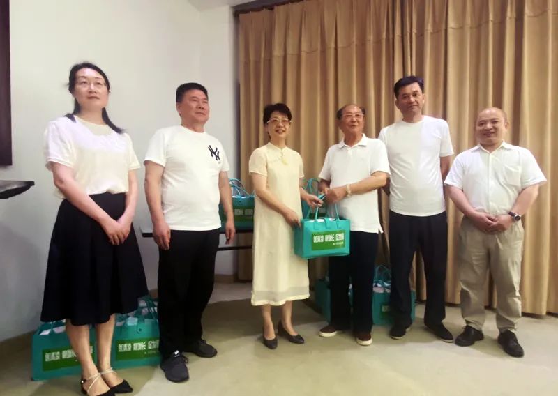 川沙新镇领导高温烈日下赴界龙集团走访慰问