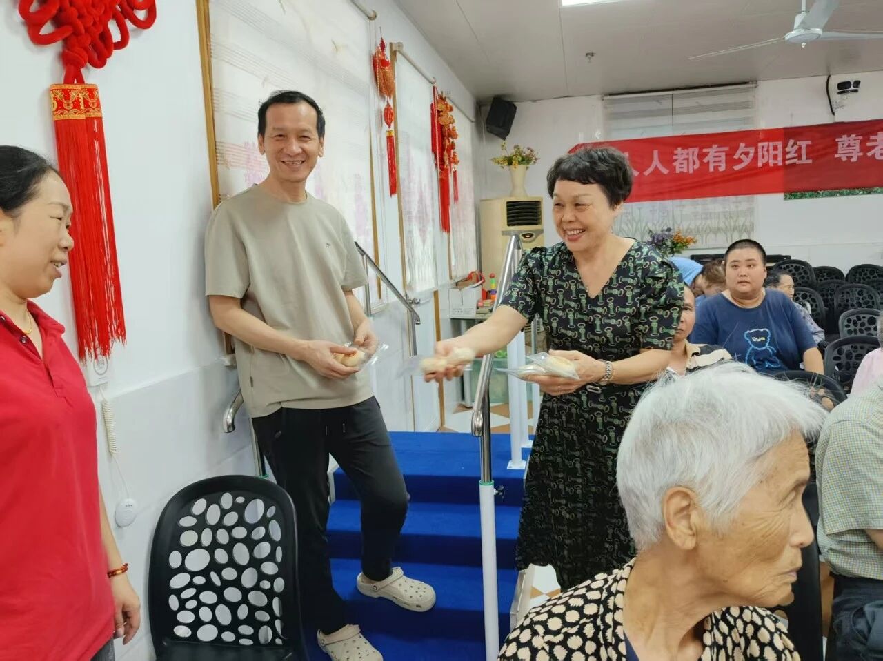 浦东印协党支部走进川沙第二敬老院慰问演出！