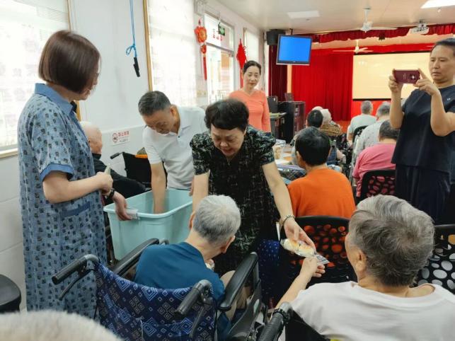 浦东印协党支部走进川沙第二敬老院慰问演出！
